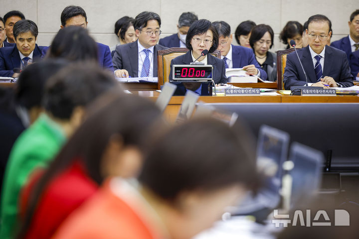 [서울=뉴시스] 정병혁 기자 = 오유경 식품의약품안전처장이 13일 서울 여의도 국회에서 열린 국회 보건복지위원회의 식약처 등에 대한 국정감사에서 질문에 답하고 있다. 2026.10.13. jhope@newsis.com