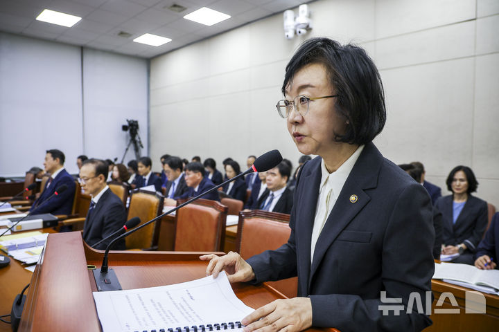 [서울=뉴시스] 정병혁 기자 = 오유경 식품의약품안전처장이 13일 서울 여의도 국회에서 열린 국회 보건복지위원회의 식약처 등에 대한 국정감사에서 업무보고를 하고 있다. 2026.10.13. jhope@newsis.com