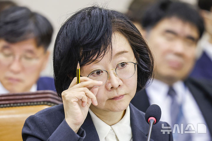 [서울=뉴시스] 정병혁 기자 = 오유경 식품의약품안전처장이 13일 서울 여의도 국회에서 열린 국회 보건복지위원회의 식약처 등에 대한 국정감사에서 안경을 만지고 있다. 2026.10.13. jhope@newsis.com