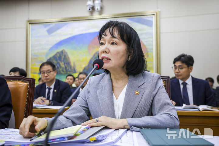 [서울=뉴시스] 정병혁 기자 = 송경희 개인정보보호위원회 위원장이 13일 서울 여의도 국회에서 열린 국회 정무위원회의 국무조정실 등에 대한 국정감사에서 질문에 답하고 있다. 2026.10.13. jhope@newsis.com