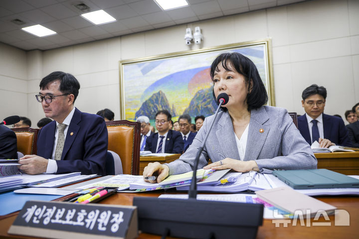 [서울=뉴시스] 정병혁 기자 = 송경희 개인정보보호위원회 위원장이 13일 서울 여의도 국회에서 열린 국회 정무위원회의 국무조정실 등에 대한 국정감사에서 질문에 답하고 있다. 2026.10.13. jhope@newsis.com