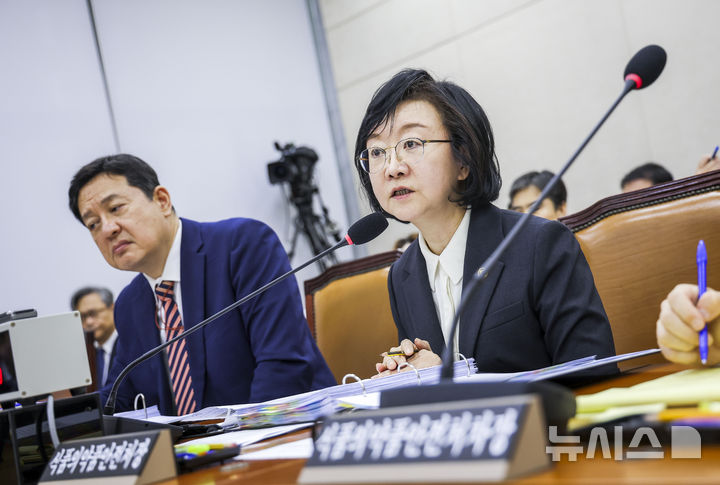 [서울=뉴시스] 정병혁 기자 = 오유경 식품의약품안전처장이 13일 서울 여의도 국회에서 열린 국회 보건복지위원회의 식약처 등에 대한 국정감사에서 질문에 답하고 있다. 2026.10.13. jhope@newsis.com