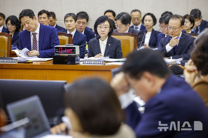 [서울=뉴시스] 정병혁 기자 = 오유경 식품의약품안전처장이 13일 서울 여의도 국회에서 열린 국회 보건복지위원회의 식약처 등에 대한 국정감사에서 질문에 답하고 있다. 2026.10.13. jhope@newsis.com