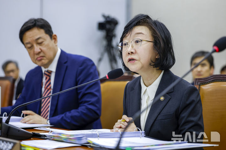 [서울=뉴시스] 정병혁 기자 = 오유경 식품의약품안전처장이 13일 서울 여의도 국회에서 열린 국회 보건복지위원회의 식약처 등에 대한 국정감사에서 질문에 답하고 있다. 2026.10.13. jhope@newsis.com