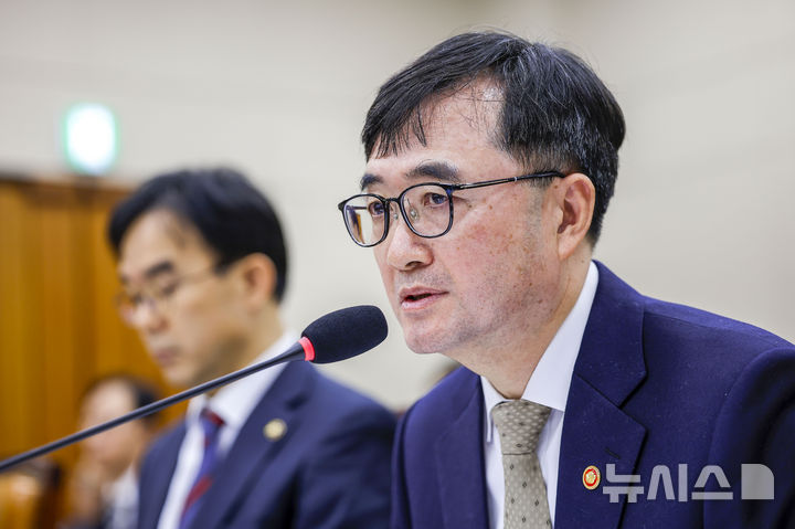[서울=뉴시스] 정병혁 기자 = 임기근 국무조정실장이 13일 서울 여의도 국회에서 열린 국회 정무위원회의 국무조정실 등에 대한 국정감사에서 질문에 답하고 있다. 2026.10.13. jhope@newsis.com