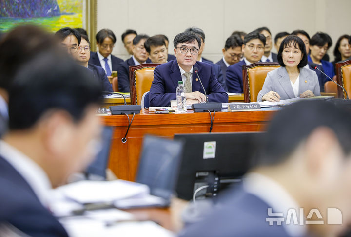 [서울=뉴시스] 정병혁 기자 = 임기근 국무조정실장이 13일 서울 여의도 국회에서 열린 국회 정무위원회의 국무조정실 등에 대한 국정감사에서 질문에 답하고 있다. 2026.10.13. jhope@newsis.com