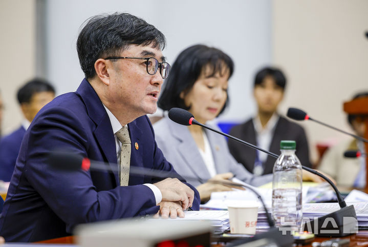 [서울=뉴시스] 정병혁 기자 = 임기근 국무조정실장이 13일 서울 여의도 국회에서 열린 국회 정무위원회의 국무조정실 등에 대한 국정감사에서 질문에 답하고 있다. 2026.10.13. jhope@newsis.com