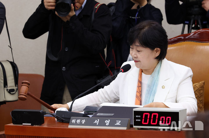 [서울=뉴시스] 고범준 기자 = 법제사법위원장인 서영교 더불어민주당 의원이 13일 서울 여의도 국회에서 열린 법제사법위원회 국정감사(헌법재판소 등)에서 의사봉을 두드리고 있다. 2026.10.13. bjko@newsis.com
