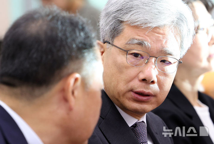 [서울=뉴시스] 고범준 기자 = 김상환 헌법재판소장이 13일 서울 여의도 국회에서 열린 법제사법위원회 국정감사(헌법재판소 등)에서 손인혁 헌법재판소 사무처장과 대화를 하고 있다. 2026.10.13. bjko@newsis.com