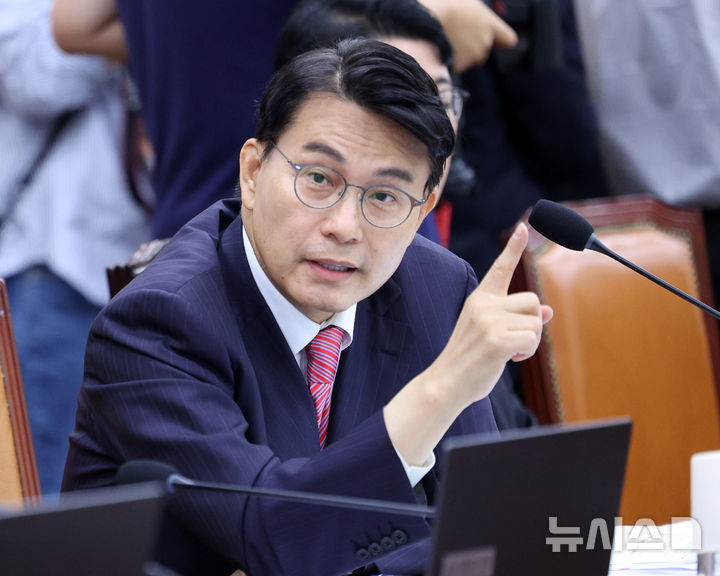 [서울=뉴시스] 고범준 기자 = 윤상현 국민의힘 의원이 13일 서울 여의도 국회에서 열린 법제사법위원회 국정감사(헌법재판소 등)에서 발언하고 있다. 2026.10.13. bjko@newsis.com