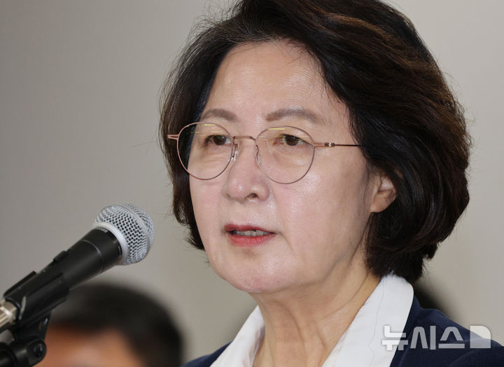[수원=뉴시스] 김종택 기자 = 추미애 경기도지사가 13일 경기 수원시 경기도청에서 열린 국회 행정안전위원회의 경기도에 대한 국정감사에서 업무보고를 하고 있다. 2026.10.13. jtk@newsis.com