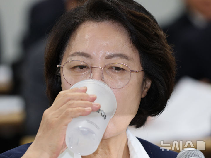 [수원=뉴시스] 김종택 기자 = 추미애 경기도지사가 13일 경기 수원시 경기도청에서 열린 국회 행정안전위원회의 경기도에 대한 국정감사에서 물을 마시고 있다. 2026.10.13. jtk@newsis.com