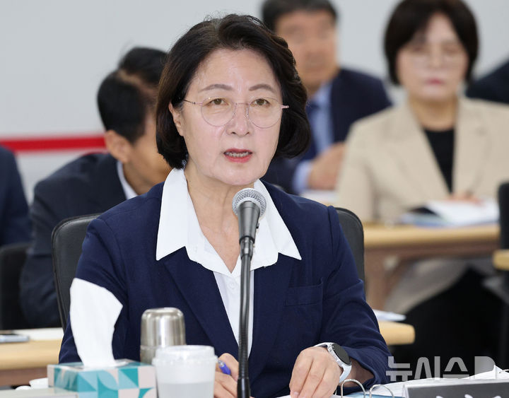 [수원=뉴시스] 김종택 기자 = 추미애 경기도지사가 13일 경기 수원시 경기도청에서 열린 국회 행정안전위원회의 경기도에 대한 국정감사에서 의원 질의에 답변하고 있다. 2026.10.13. jtk@newsis.com