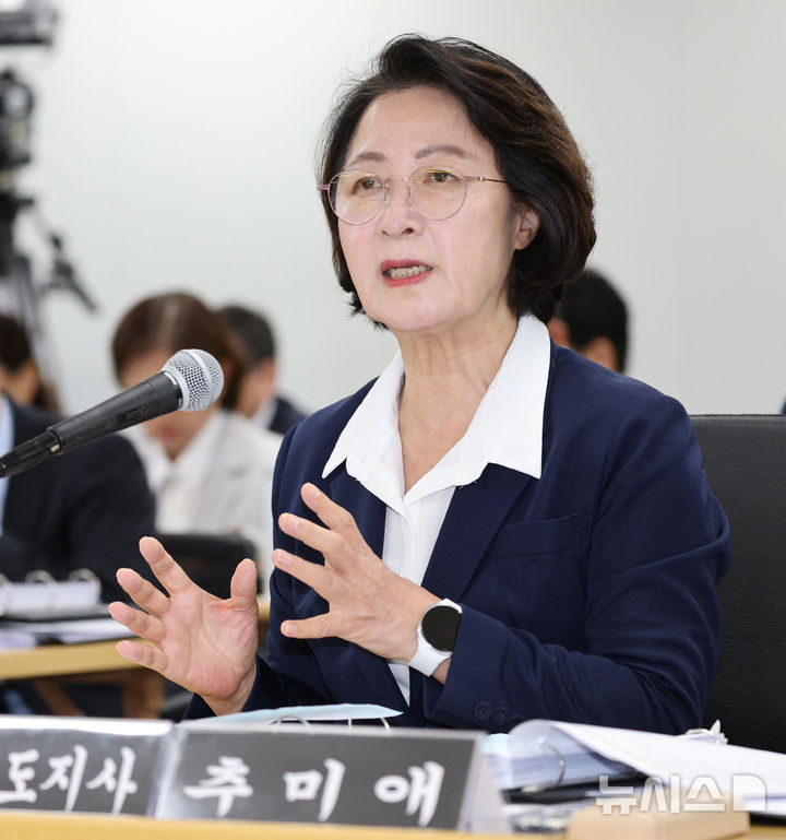 [수원=뉴시스] 김종택 기자 = 추미애 경기도지사가 13일 경기 수원시 경기도청에서 열린 국회 행정안전위원회의 경기도에 대한 국정감사에서 의원 질의에 답변하고 있다. 2026.10.13. jtk@newsis.com