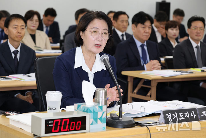 [수원=뉴시스] 김종택 기자 = 추미애 경기도지사가 13일 경기 수원시 경기도청에서 열린 국회 행정안전위원회의 경기도에 대한 국정감사에서 의원 질의에 답변하고 있다. 2026.10.13. jtk@newsis.com