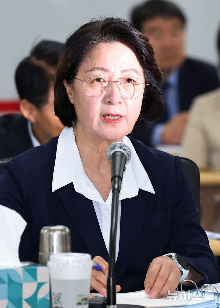 [수원=뉴시스] 김종택 기자 = 추미애 경기도지사가 13일 경기 수원시 경기도청에서 열린 국회 행정안전위원회의 경기도에 대한 국정감사에서 의원 질의에 답변하고 있다. 2026.10.13. jtk@newsis.com