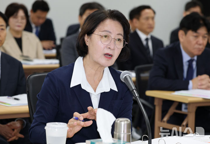 [수원=뉴시스] 김종택 기자 = 추미애 경기도지사가 13일 경기 수원시 경기도청에서 열린 국회 행정안전위원회의 경기도에 대한 국정감사에서 의원 질의에 답변하고 있다. 2026.10.13. jtk@newsis.com