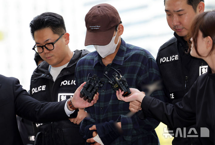 [서울=뉴시스] 홍효식 기자 = 이혼 소송 중 장모를 살해하고 아내를 차량에 태워 도주한 혐의를 받는 20대 남성이 13일 서울 송파구 동부지방법원에서 열린 구속 전 피의자 심문(영장실질심사)에 출석하고 있다. 2026.10.13. yesphoto@newsis.com
