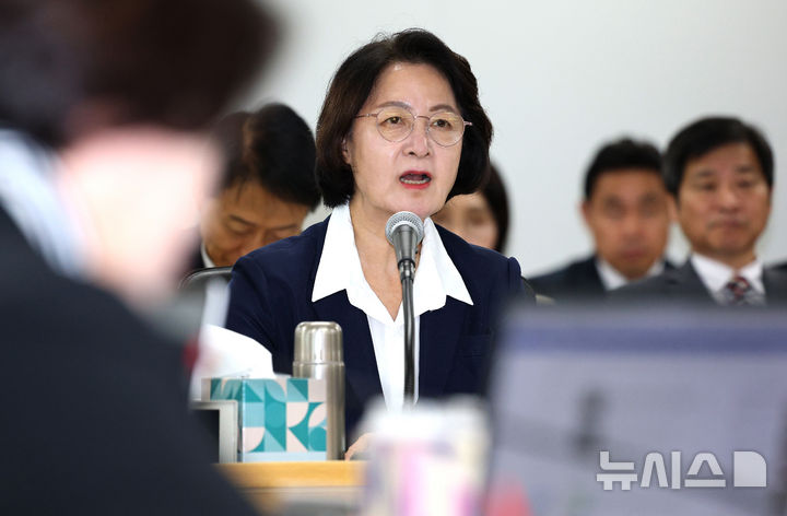 [수원=뉴시스] 김종택 기자 = 추미애 경기도지사가 13일 경기 수원시 경기도청에서 열린 국회 행정안전위원회의 경기도에 대한 국정감사에서 의원 질의에 답변하고 있다. 2026.10.13. jtk@newsis.com