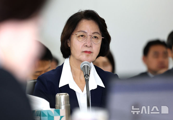 [수원=뉴시스] 김종택 기자 = 추미애 경기도지사가 13일 경기 수원시 경기도청에서 열린 국회 행정안전위원회의 경기도에 대한 국정감사에서 의원 질의를 듣고 있다. 2026.10.13. jtk@newsis.com