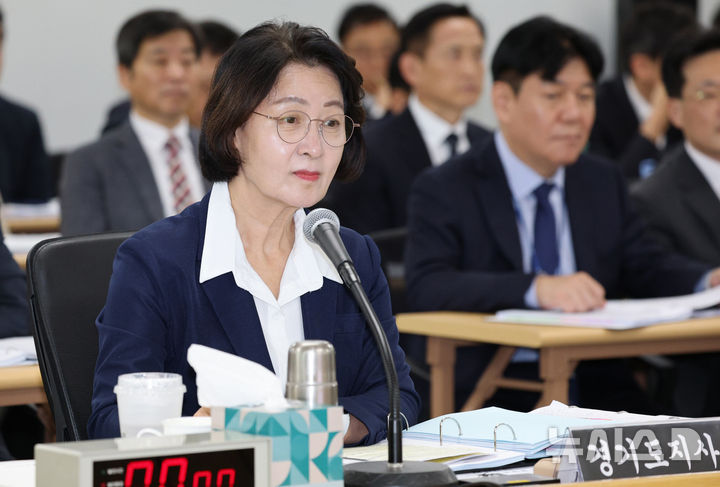 [수원=뉴시스] 김종택 기자 = 추미애 경기도지사가 13일 경기 수원시 경기도청에서 열린 국회 행정안전위원회의 경기도에 대한 국정감사에서 의원 질의를 듣고 있다. 2026.10.13. jtk@newsis.com