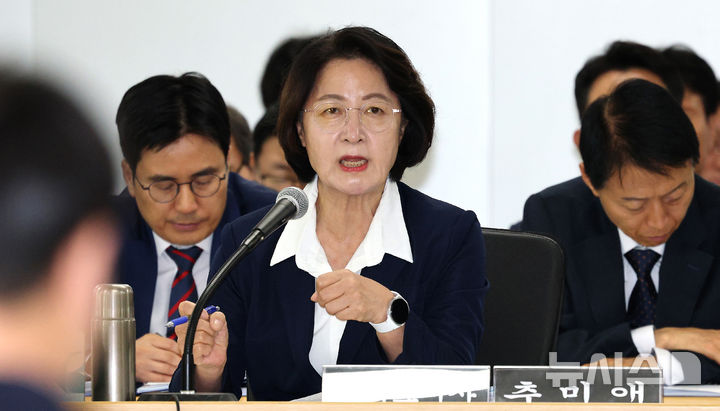 [수원=뉴시스] 김종택 기자 = 추미애 경기도지사가 지난 13일 경기 수원시 경기도청에서 열린 국회 행정안전위원회의 경기도에 대한 국정감사에서 의원 질의에 답변하고 있다. 2026.10.13. jtk@newsis.com