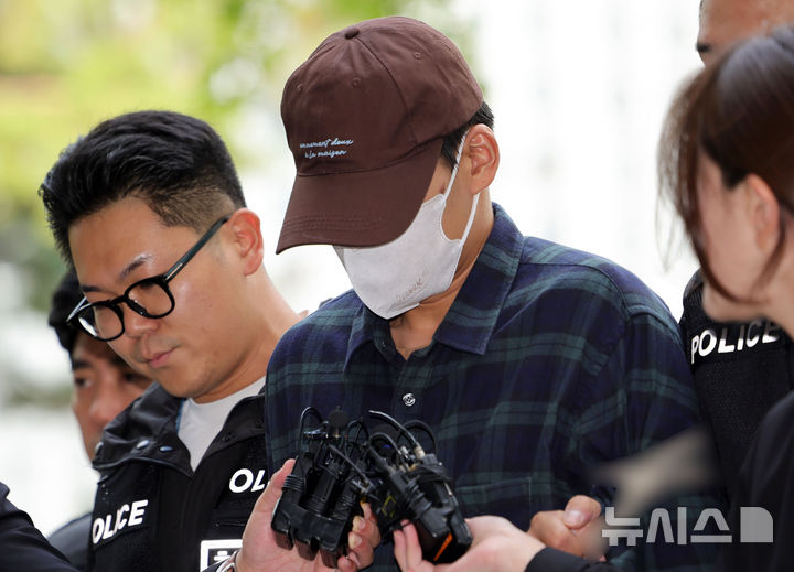 [서울=뉴시스] 홍효식 기자 = 이혼 소송 중 장모를 살해하고 아내를 차량에 태워 도주한 혐의를 받는 20대 남성이 13일 서울 송파구 동부지방법원에서 열린 구속 전 피의자 심문(영장실질심사)에 출석하고 있다. 2026.10.13. yesphoto@newsis.com