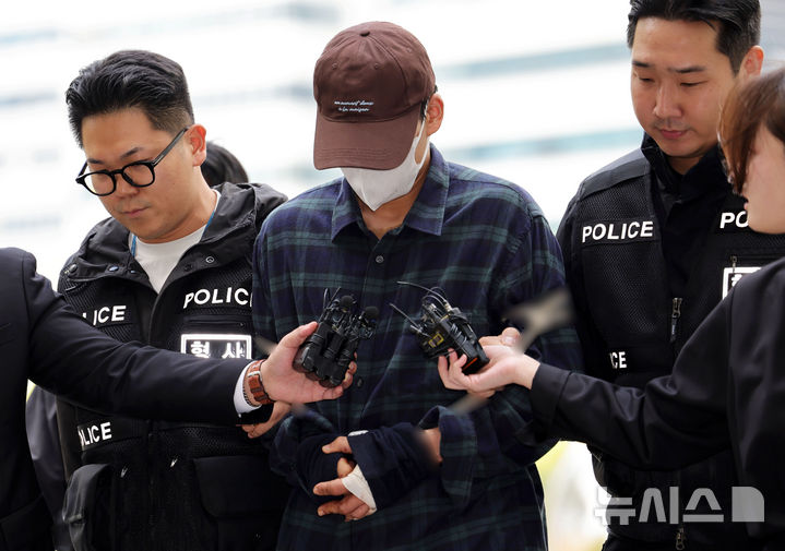 [서울=뉴시스] 홍효식 기자 = 이혼 소송 중 장모를 살해하고 아내를 차량에 태워 도주한 혐의를 받는 20대 남성이 13일 서울 송파구 동부지방법원에서 열린 구속 전 피의자 심문(영장실질심사)에 출석하고 있다. 2026.10.13. yesphoto@newsis.com