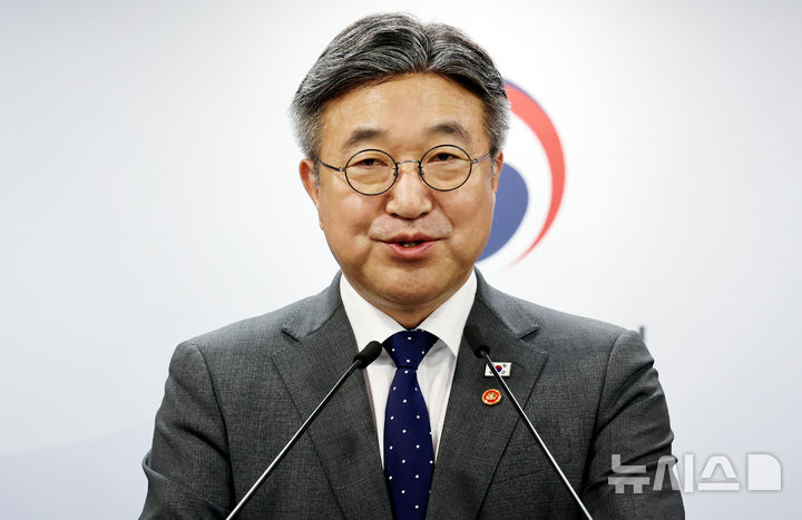 [서울=뉴시스] 박영태 기자 = 윤호중 행정안전부 장관이 13일 오후 서울 종로구 서울 종로구 정부서울청사 브리핑룸에서 2차 중앙행정기관 이전 발표를 하고 있다. 2026.10.13. since1999@newsis.com