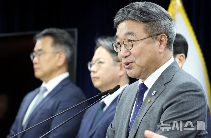 [서울=뉴시스] 박영태 기자 = 윤호중 행정안전부 장관이 13일 오후 서울 종로구 서울 종로구 정부서울청사 브리핑룸에서 2차 중앙행정기관 이전 발표를 하고 있다. 2026.10.13. since1999@newsis.com