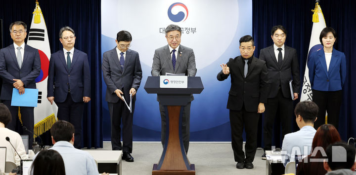 [서울=뉴시스] 박영태 기자 = 윤호중 행정안전부 장관이 13일 오후 서울 종로구 서울 종로구 정부서울청사 브리핑룸에서 2차 중앙행정기관 이전 발표를 하고 있다. 2026.10.13. since1999@newsis.com
