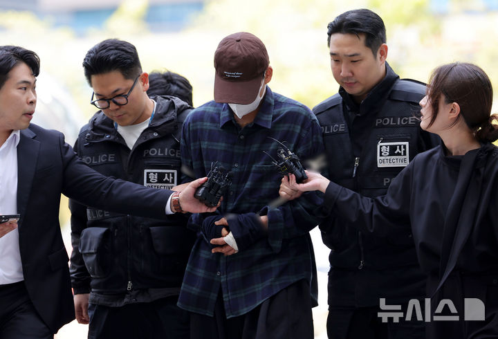 [서울=뉴시스] 홍효식 기자 = 이혼 소송 중 장모를 살해하고 아내를 차량에 태워 도주한 혐의를 받는 20대 남성이 13일 서울 송파구 동부지방법원에서 열린 구속 전 피의자 심문(영장실질심사)에 출석하고 있다. 2026.10.13. yesphoto@newsis.com
