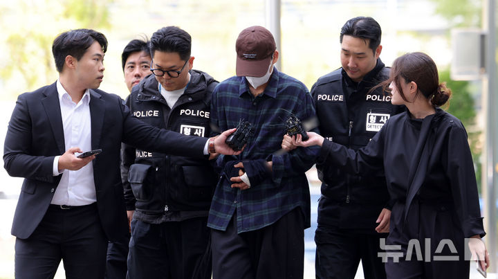 [서울=뉴시스] 홍효식 기자 = 이혼 소송 중 장모를 살해하고 아내를 차량에 태워 도주한 혐의를 받는 20대 남성이 지난 13일 서울 송파구 동부지방법원에서 열린 구속 전 피의자 심문(영장실질심사)에 출석하고 있다. 2026.10.13. yesphoto@newsis.com