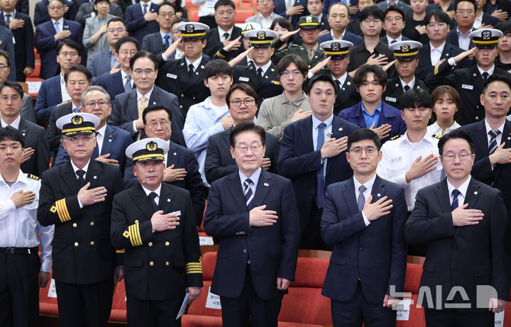 [부산=뉴시스] 조성봉 기자 = 이재명 대통령이 13일 부산에서 열린 북극항로 시범 운항 환영식에서 국민의례를 하고 있다. 2026.10.13. suncho21@newsis.com