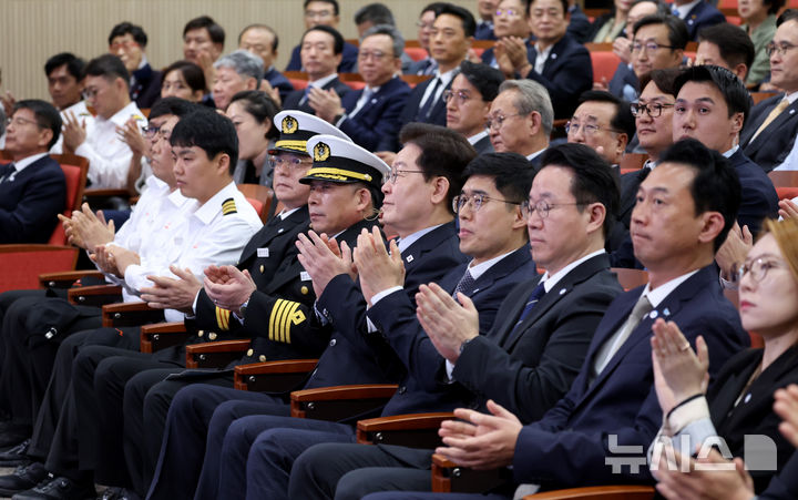 [부산=뉴시스] 조성봉 기자 = 이재명 대통령이 13일 부산에서 열린 북극항로 시범 운항 환영식에서 박수를 치고 있다. 2026.10.13. suncho21@newsis.com