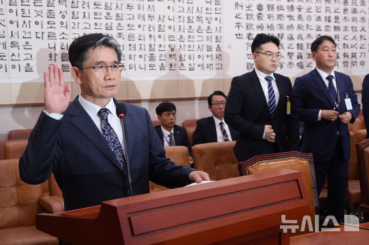 [서울=뉴시스] 고범준 기자 = 오동운 고위공직자범죄수사처장이 13일 서울 여의도 국회에서 열린 법제사법위원회 국정감사(고위공직자범죄수사처)에서 선서를 하고 있다. 2026.10.13. bjko@newsis.com 