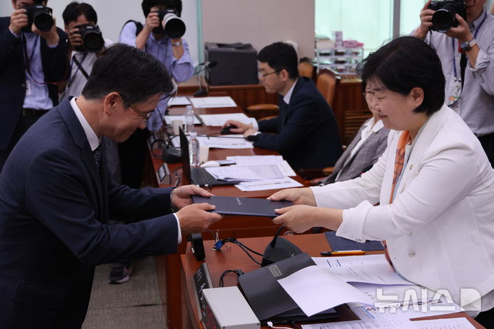 [서울=뉴시스] 고범준 기자 = 오동운(왼쪽) 고위공직자범죄수사처장이 13일 서울 여의도 국회에서 열린 법제사법위원회 국정감사(고위공직자범죄수사처)에서 서영교 위원장에게 선서문을 제출하고 있다. 2026.10.13. bjko@newsis.com 