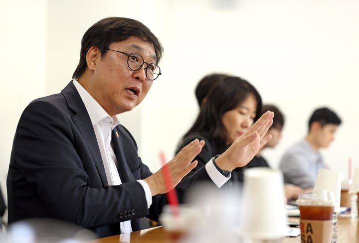 [서울=뉴시스] 최휘영 문화체육관광부 장관이 13일 서울 종로구 국립현대미술관 서울관에서 문화예술정책자문위원회 애니 분과 4차 회의를 주재하고 있다. (사진=문체부 제공) 2026.10.13. photo@newsis.com *재판매 및 DB 금지