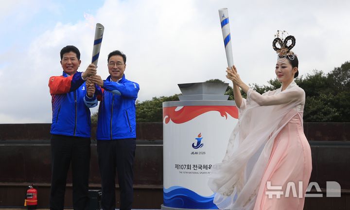 [제주=뉴시스] 우장호 기자 = 13일 오후 제주시 조천읍 제주돌문화공원 하늘연못에서 제107회 전국체육대회를 밝힐 특별 성화가 채화되고 있다. 이날 채화한 특별 성화는 강화도 마니산에서 채화된 공식 성화와 14일 오전 제주도청 광장에서 하나로 합쳐진다. 2026.10.13. woo1223@newsis.com