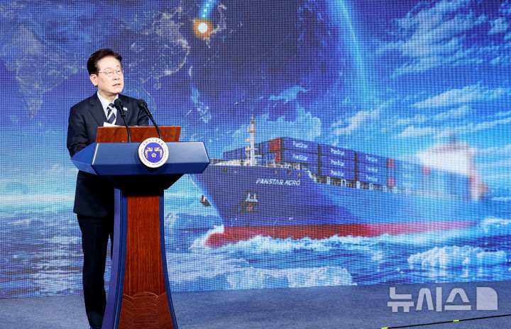 [부산=뉴시스] 조성봉 기자 = 이재명 대통령이 13일 부산에서 열린 북극항로 시범 운항 환영식에서 격려사를 하고 있다. 2026.10.13. suncho21@newsis.com