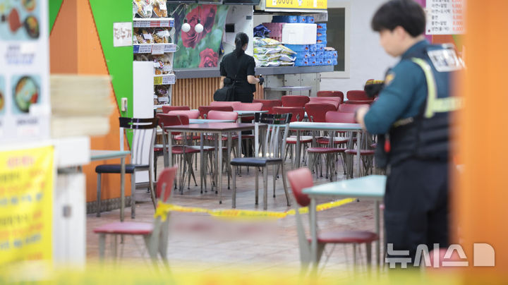 [인천=뉴시스] 전진환 기자 = 13일 인천 남동구 구월동의 한 마트 식당가에서 흉기난동 사건이 발생한 가운데 경찰 과학수사대가 현장을 조사하고 있다. 2026.10.13. amin2@newsis.com