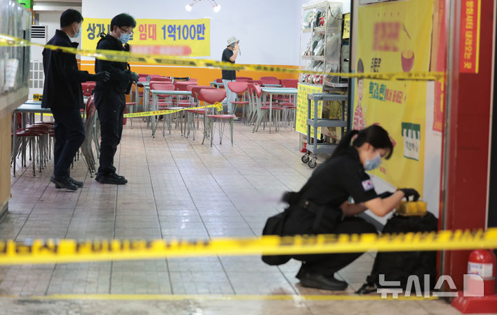 [인천=뉴시스] 전진환 기자 = 13일 인천 남동구 구월동의 한 마트 식당가에서 흉기난동 사건이 발생한 가운데 경찰 과학수사대가 현장을 조사하고 있다. 2026.10.13. amin2@newsis.com