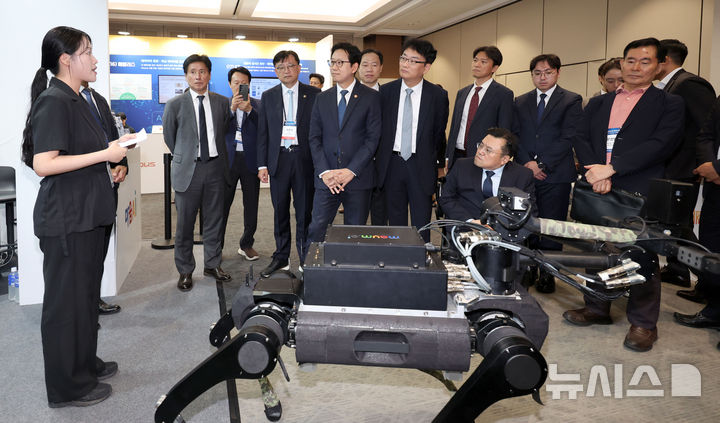 [서울=뉴시스] 김선웅 기자 = 배경훈 부총리 겸 과학기술정보통신부 장관이 13일 서울 강남구 코엑스에서 열린 피지컬 AI 얼라이언스 데이에 참석해 마음AI의 AI 기반 지뢰탐지 로봇에 대한 설명을 듣고 있다. 2026.10.13. mangusta@newsis.com