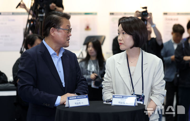 [서울=뉴시스] 김선웅 기자 = 이소영 중소벤처기업부 장관과 박승희 삼성전자 사장이 지난 13일 서울 강남구 코엑스에서 열린 2026 스마트비즈엑스포 개막식에 참석해 대화를 나누고 있다. 2026.10.14. mangusta@newsis.com