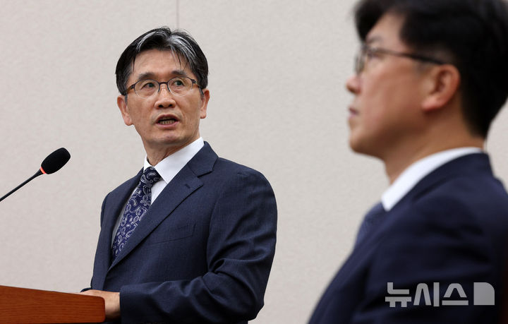 [서울=뉴시스] 고범준 기자 = 오동운 고위공직자범죄수사처장이 13일 서울 여의도 국회에서 열린 법제사법위원회 국정감사(고위공직자범죄수사처)에서 기관장 소개를 하고 있다. 오른쪽은 이재승 공수처 차장. 2026.10.13. bjko@newsis.com