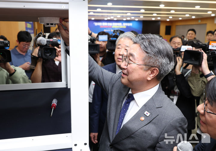 연기감지기 시연 참관하는 윤호중 장관