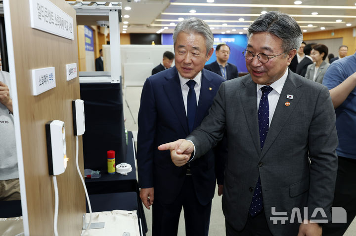 멀티콘센트 소화패치 시연하는 윤호중 장관