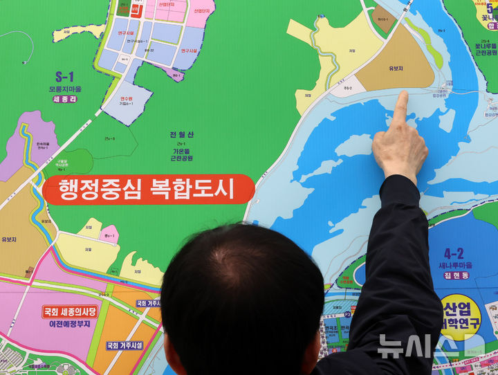 [세종=뉴시스] 배훈식 기자 = 2차 중앙행정기관 세종 이전 계획이 발표된 13일 오후 세종시내 한 공인중개사 사무실에서 직원이 정부세종청사 부지 내 신축이 가능한 유보지를 가리키고 있다. 윤호중 행정안전부 장관은 이날 개인정보보호위원회와 금융위원회, 중대범죄수사청, 경찰청 등 총 44개 기관(공무원 정원 기준 9929명 규모)의 세종 이전을 확정 발표했다. 2026.10.13. dahora83@newsis.com