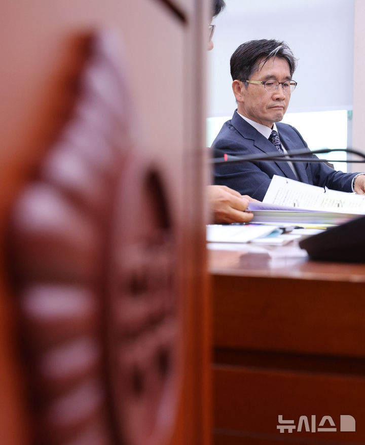 [서울=뉴시스] 고범준 기자 = 오동운 고위공직자범죄수사처장이 13일 서울 여의도 국회에서 열린 법제사법위원회 국정감사(고위공직자범죄수사처)에서 자료를 살펴보고 있다. 2026.10.13. bjko@newsis.com