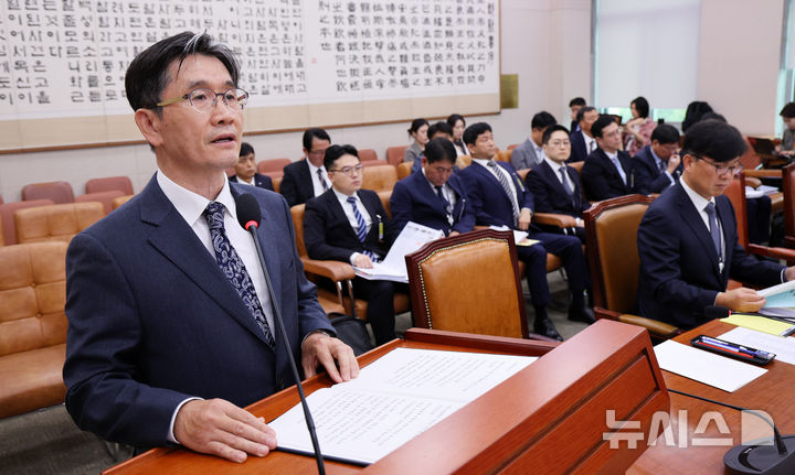 [서울=뉴시스] 고범준 기자 = 오동운 고위공직자범죄수사처장이 13일 서울 여의도 국회에서 열린 법제사법위원회 국정감사(고위공직자범죄수사처)에서 업무보고를 하고 있다. 2026.10.13. bjko@newsis.com